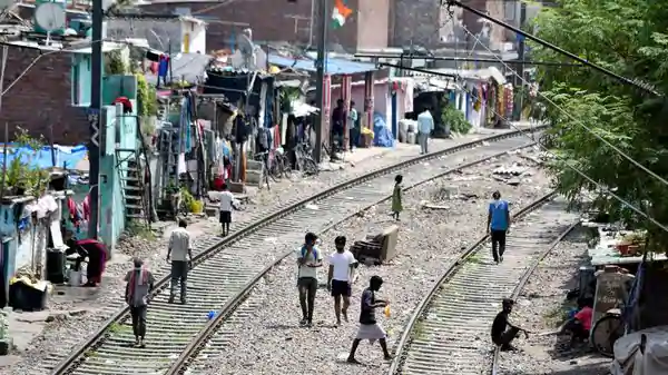 [Breaking] No Immediate Demolition Of Slums Near Delhi Tracks Till Urban Affairs Ministry Takes A Decision: Centre Tells SC [Read Order]