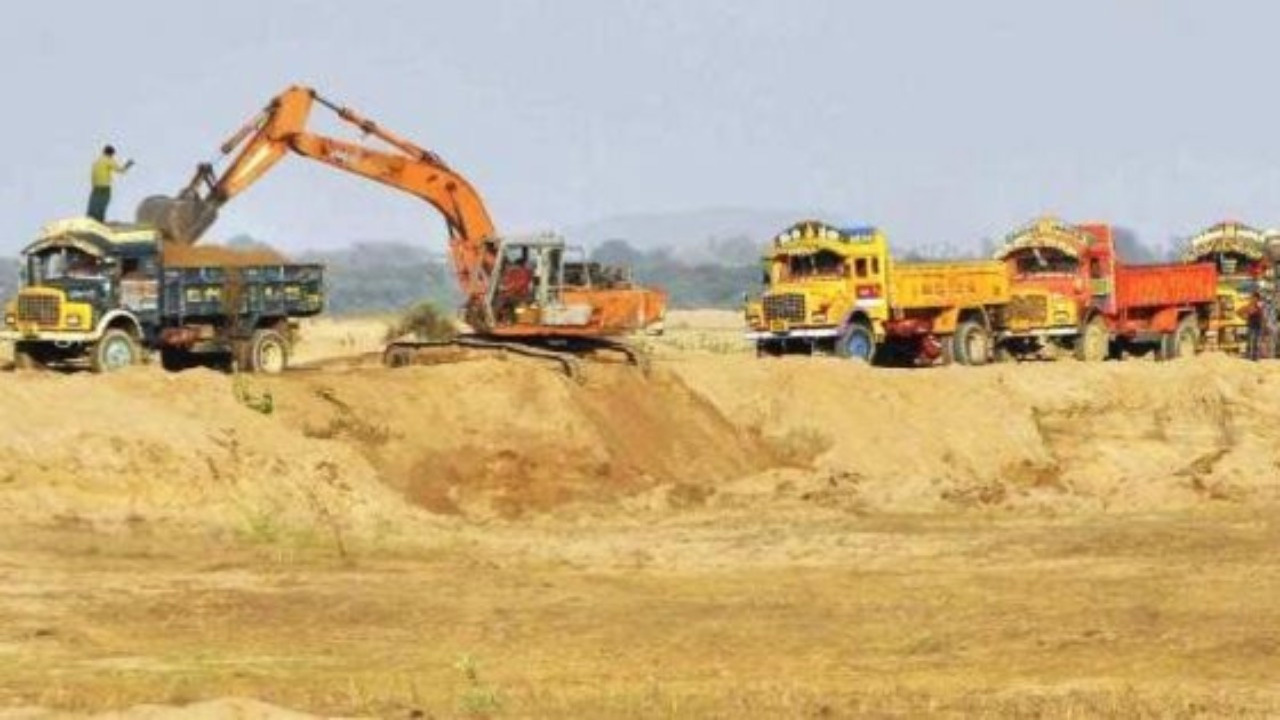 Madras High Court Orders CBI Probe Into Illegal Beach Sand Mining, Says 'Political Nexus' Cannot Be Ruled Out