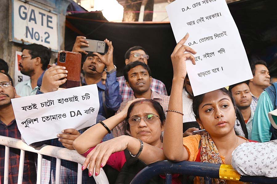 Calcutta High Court Allows Sit-In Protest By Govt Employees Demanding Release Of Dearness Allowance Near State Secretariat 'Nabanna'