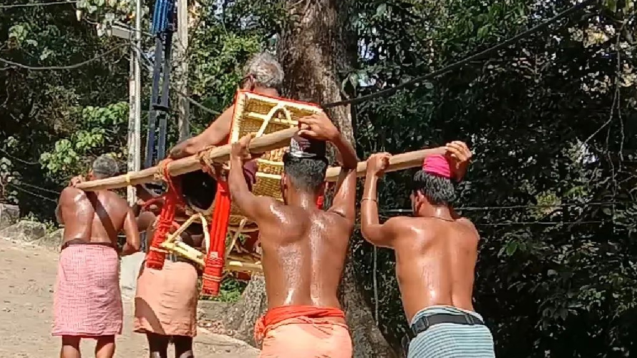 Dolly Workers With Police Verification Certificate, Health Cards To Carry Pilgrims To Sabarimala: Kerala High Court Issues Directions