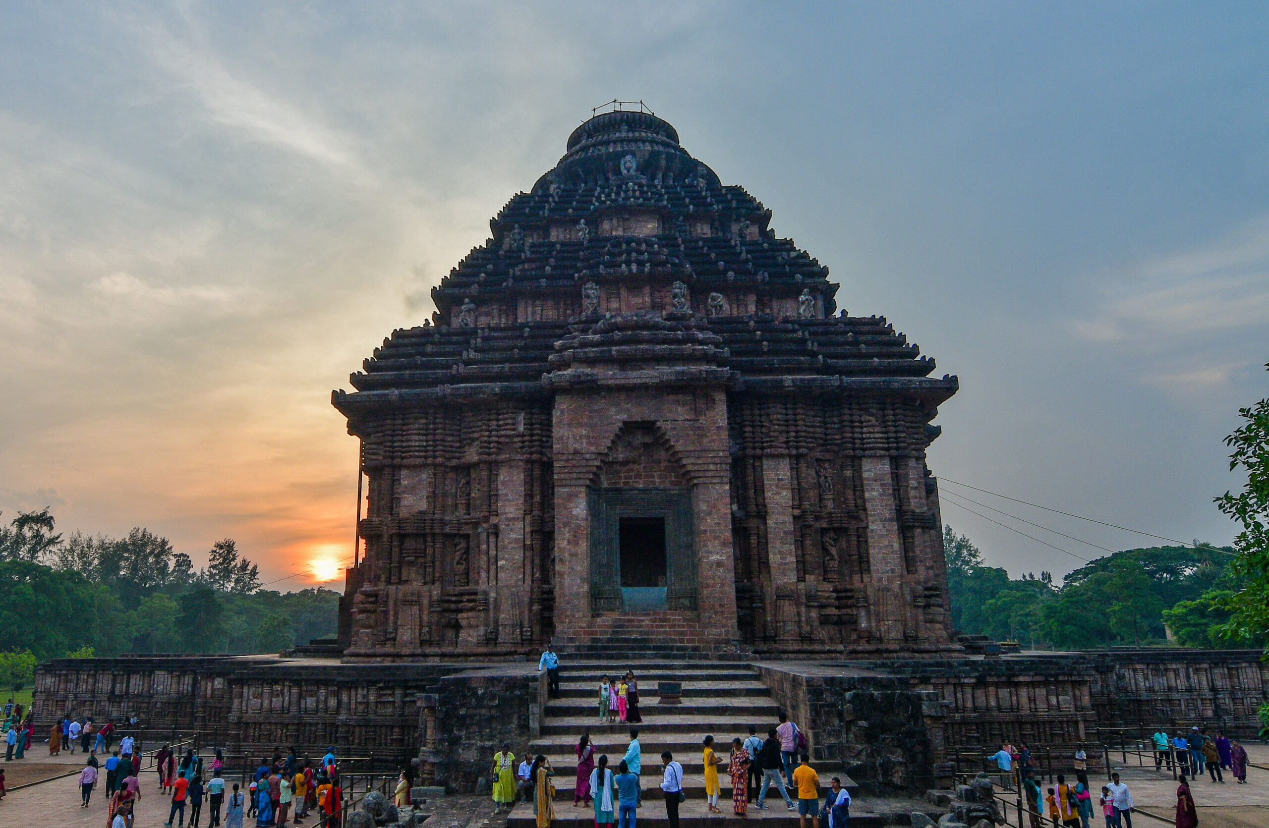 Right To Trade Not Absolute: Orissa High Court Declines To Relax Minimum Qualifications For Konark Temple Tourist Guides' Licenses